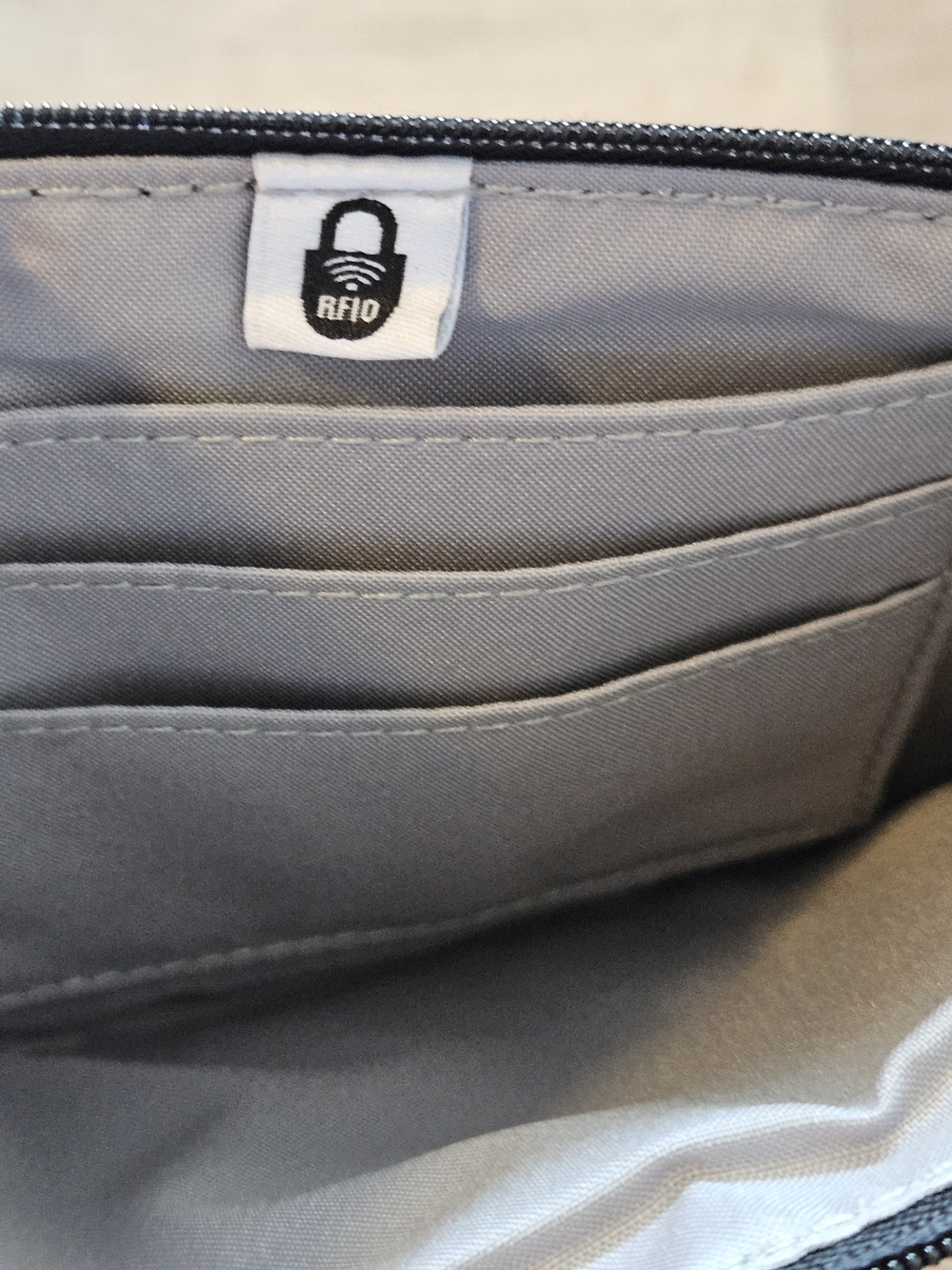 Baggallini Wristlet/Travel Organizer Pouch Black - Picture 4 of 6